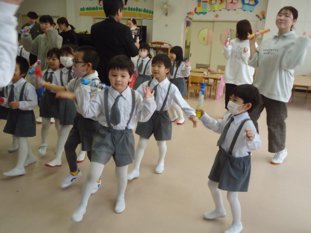 学生さんと一緒に大好きなジャンボリーミッキーを踊る園児たち