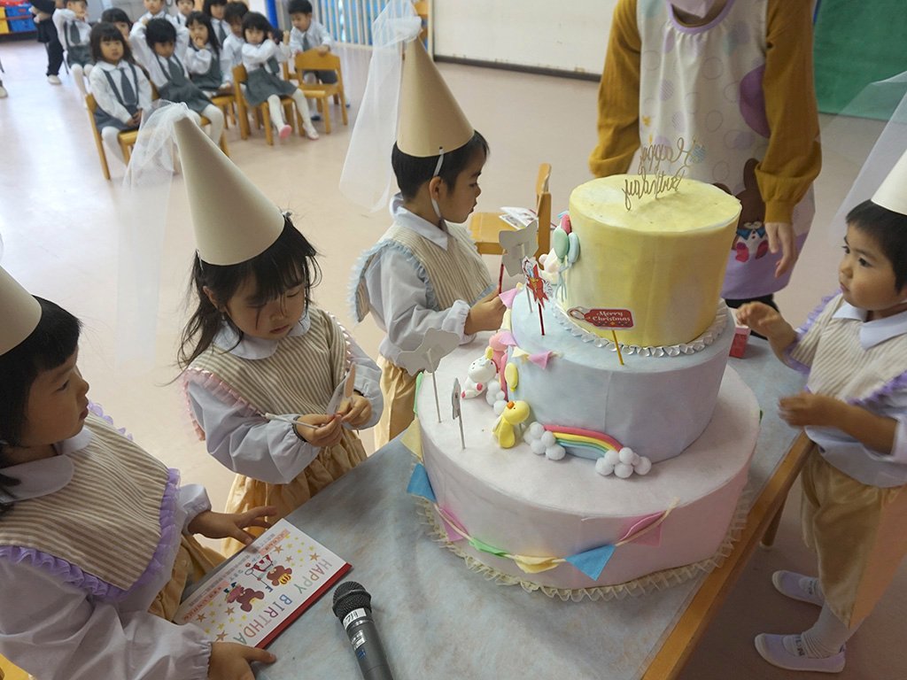 お誕生日ケーキを飾り付する子どもたち