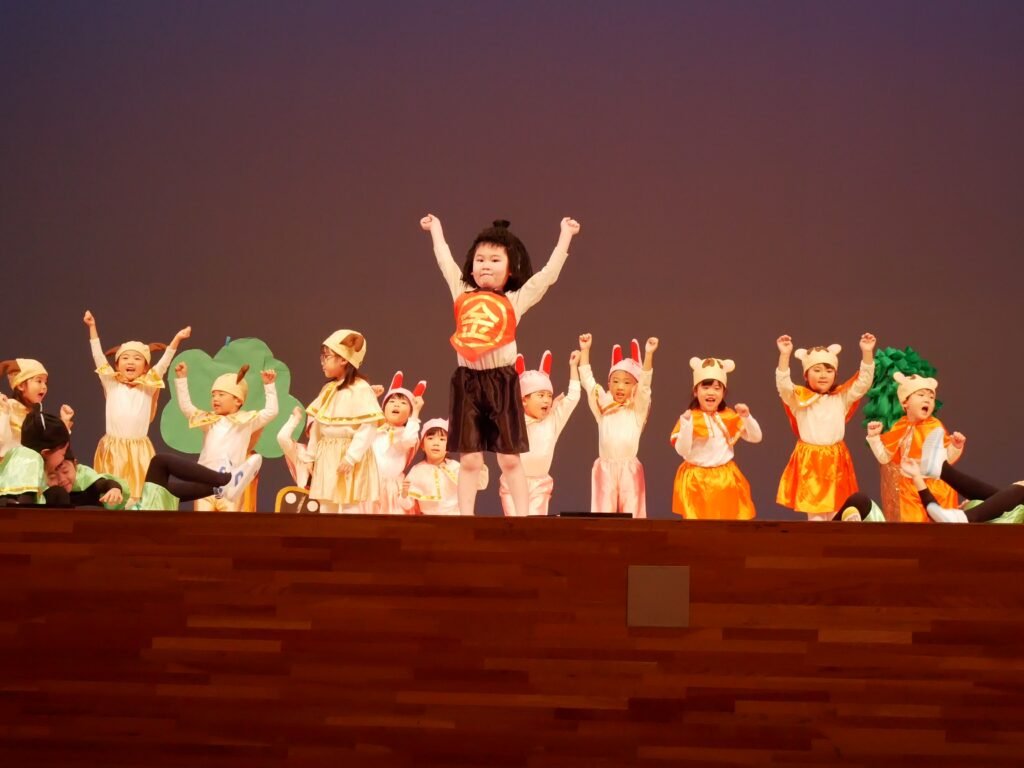 ひまわり組・たんぽぽ組4歳児による舞踊劇