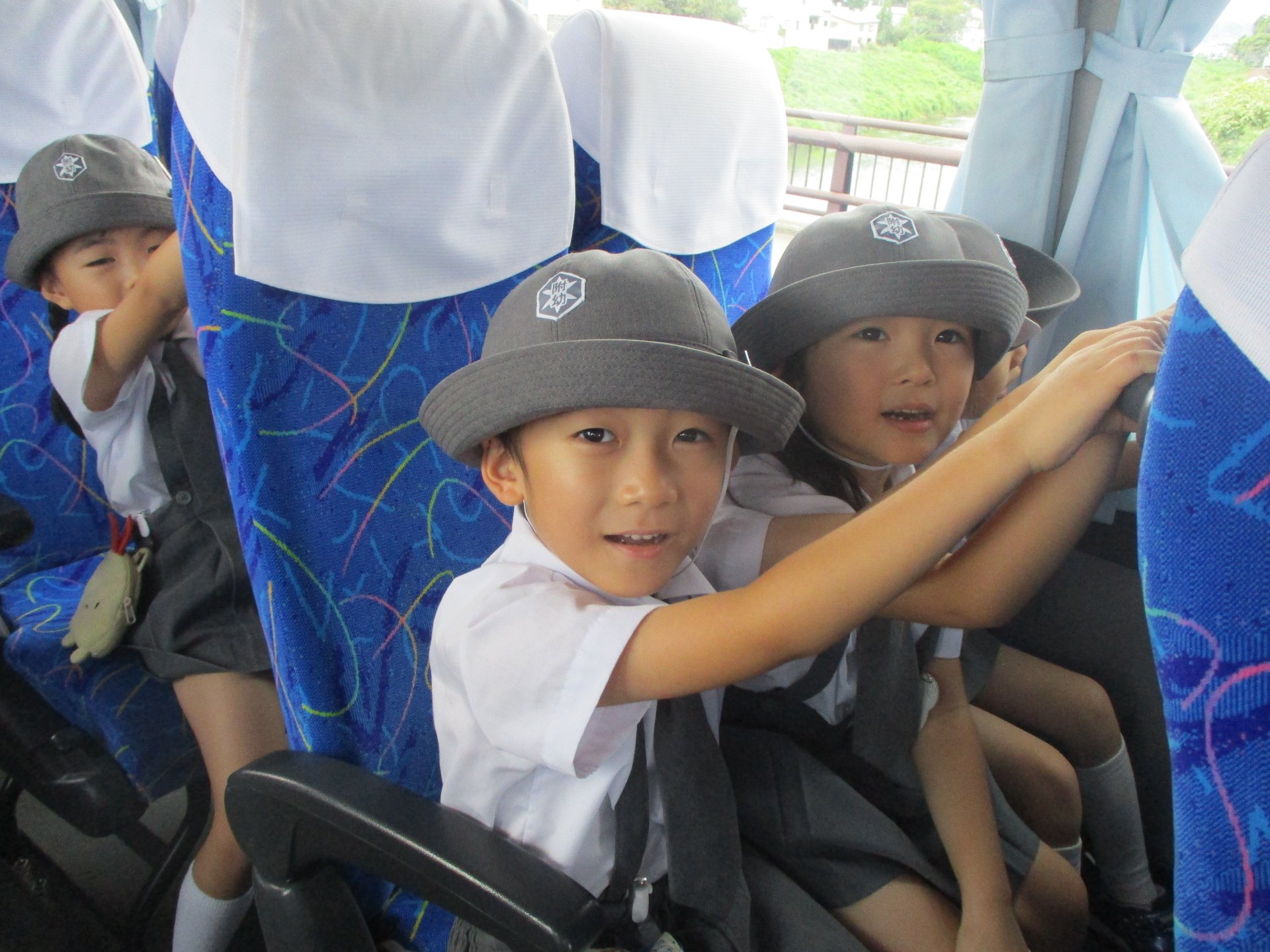 バスに乗り水族館に向かう園児たち