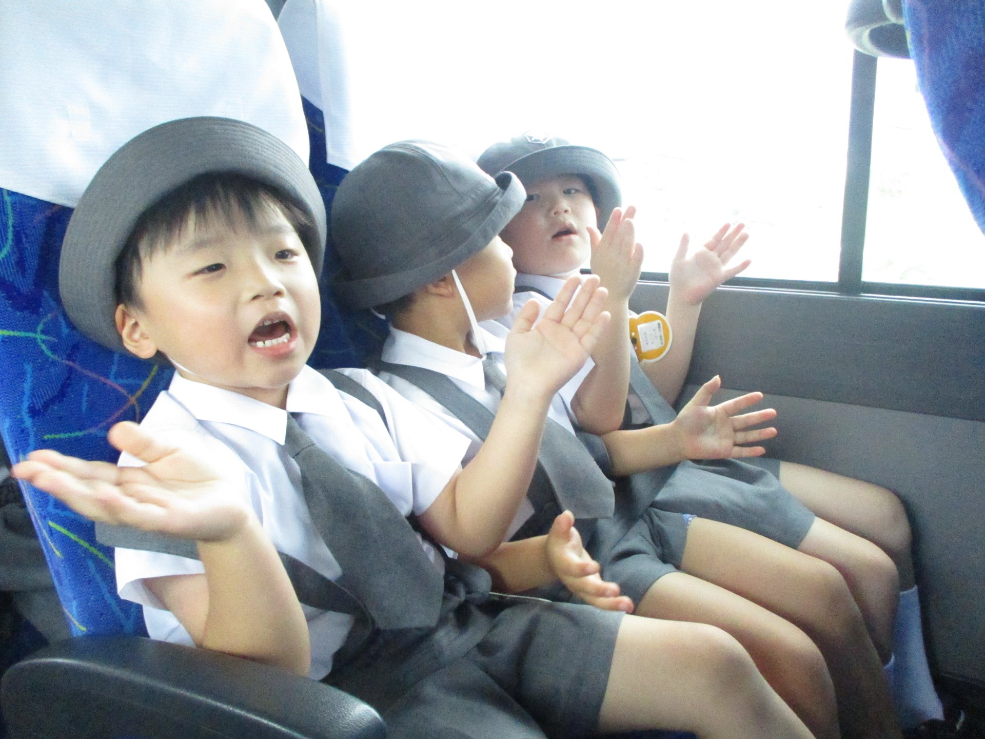 バスに乗り水族館に向かう園児たち