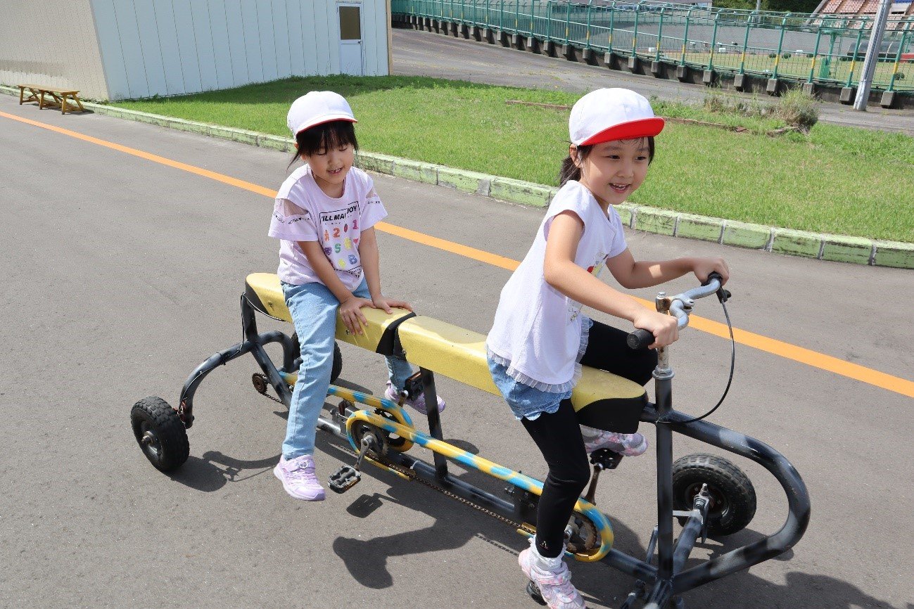 いろんな形の自転車で楽しむ園児たち