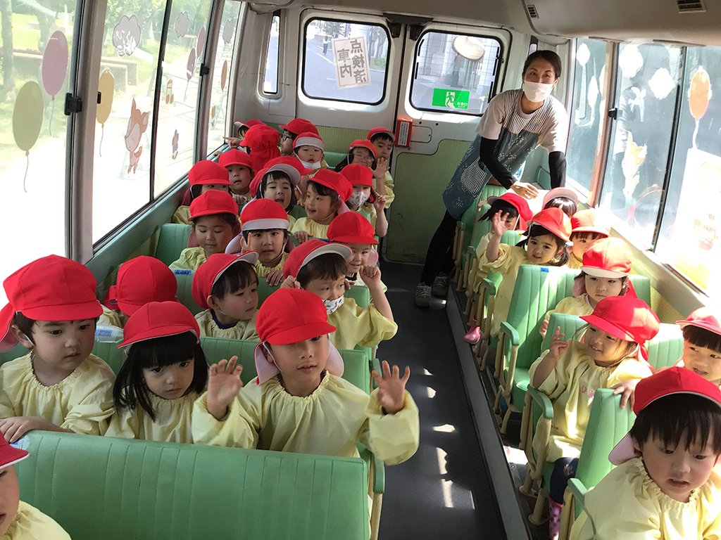バスで畑に向かう園児たち
