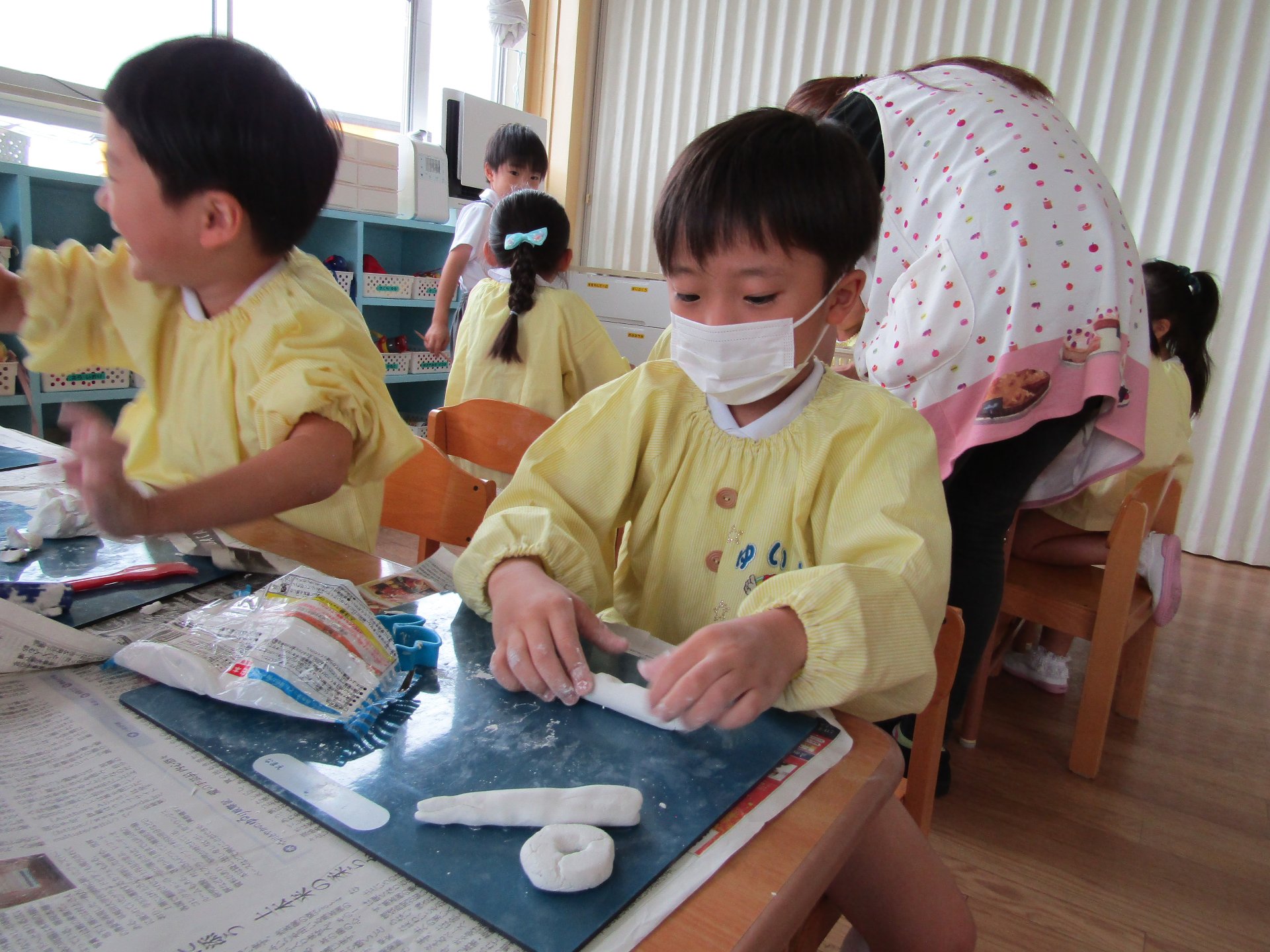 紙粘土で石器を作る園児たち