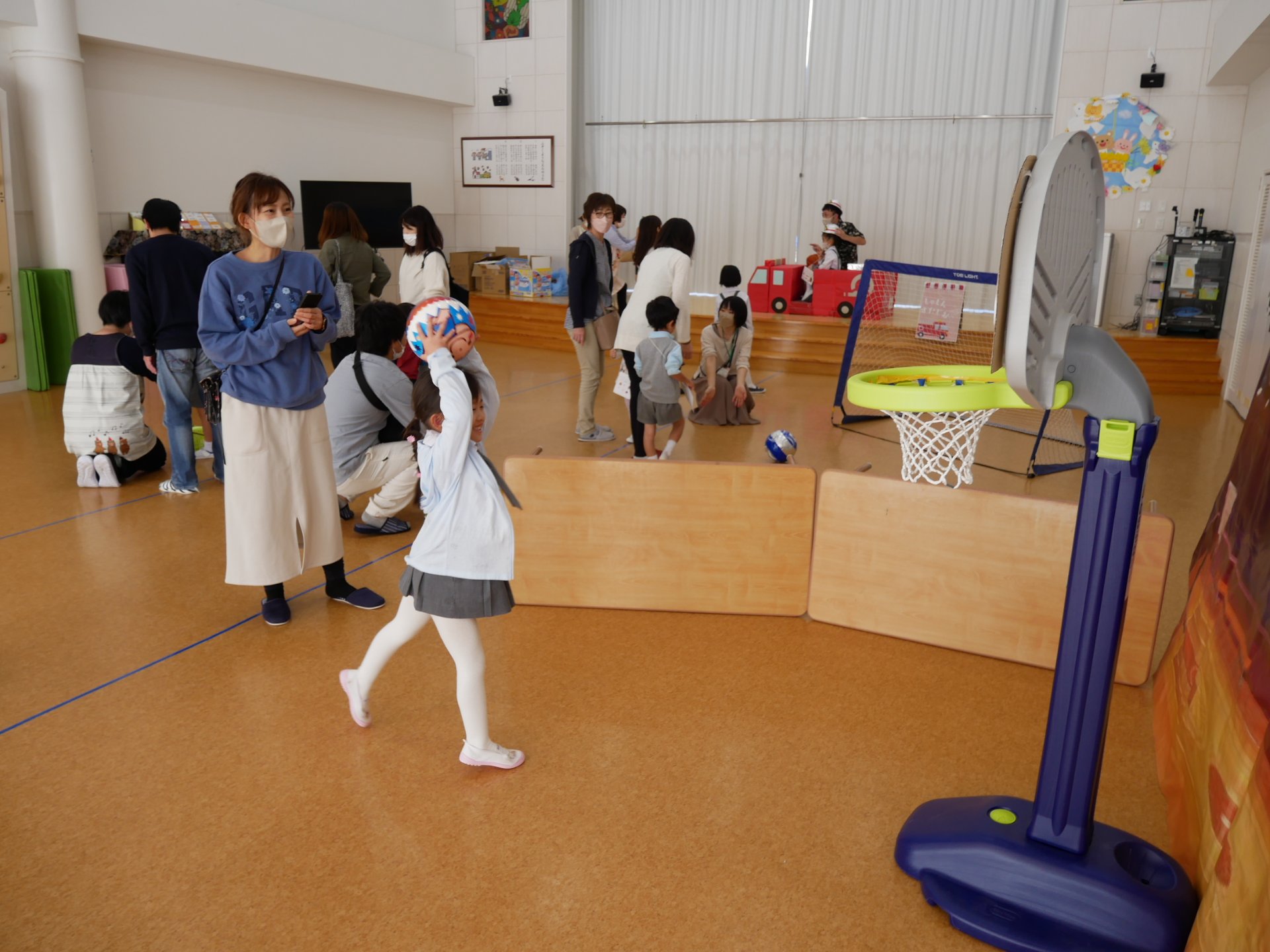 スポーツ選手体験でバスケットボールに挑戦する園児たち