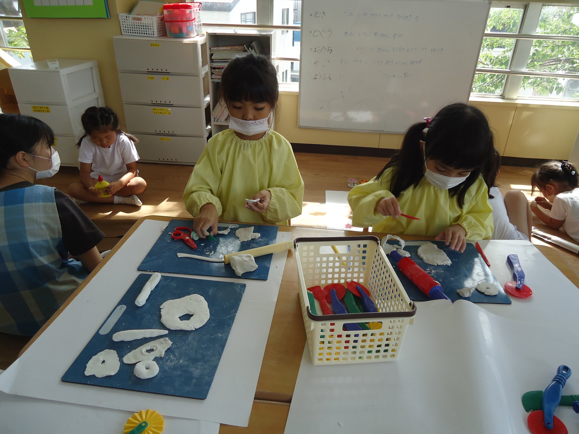 紙粘土で石器を作る園児たち