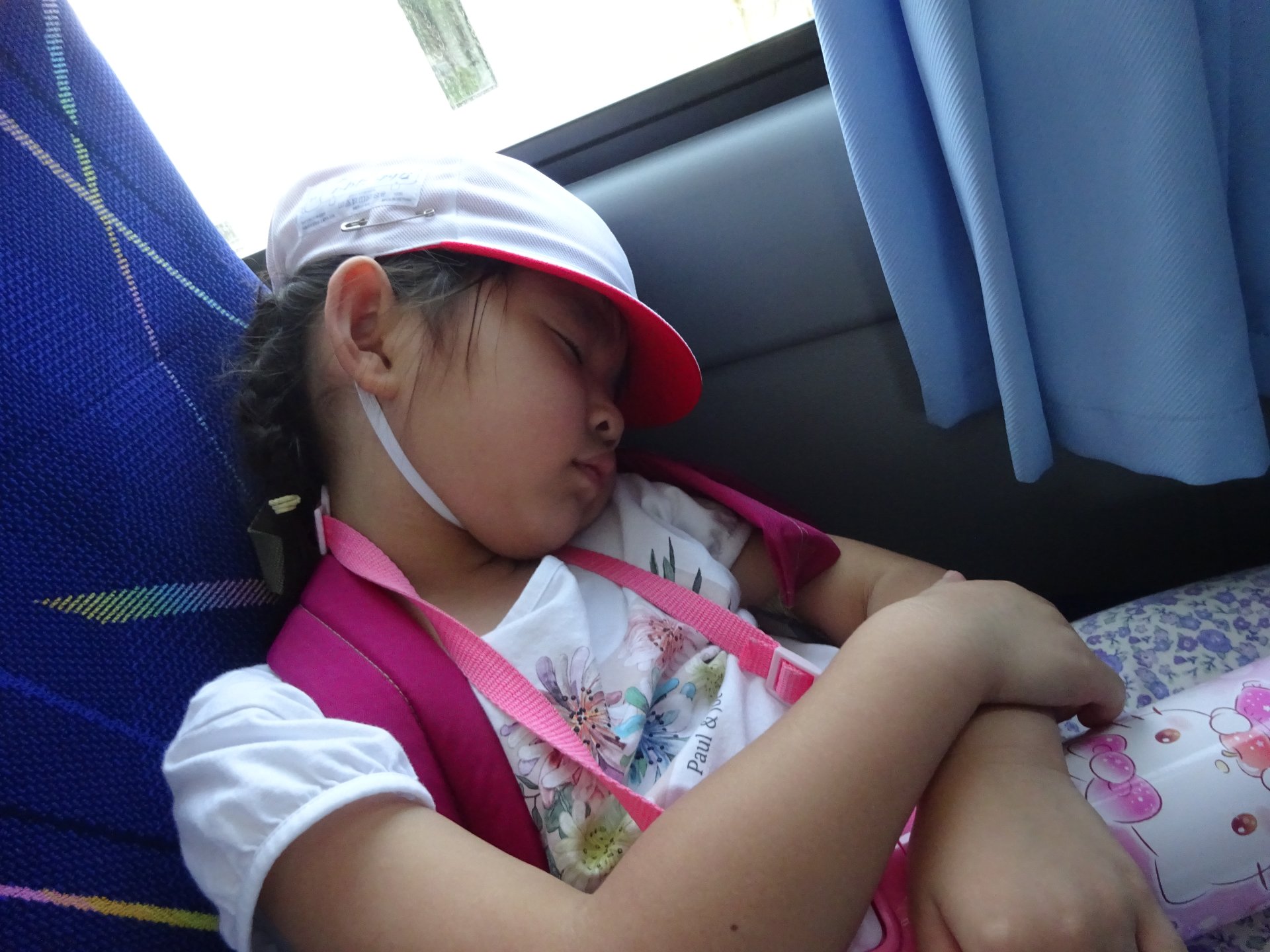 沢山遊んでバスでスヤスヤ眠る園児