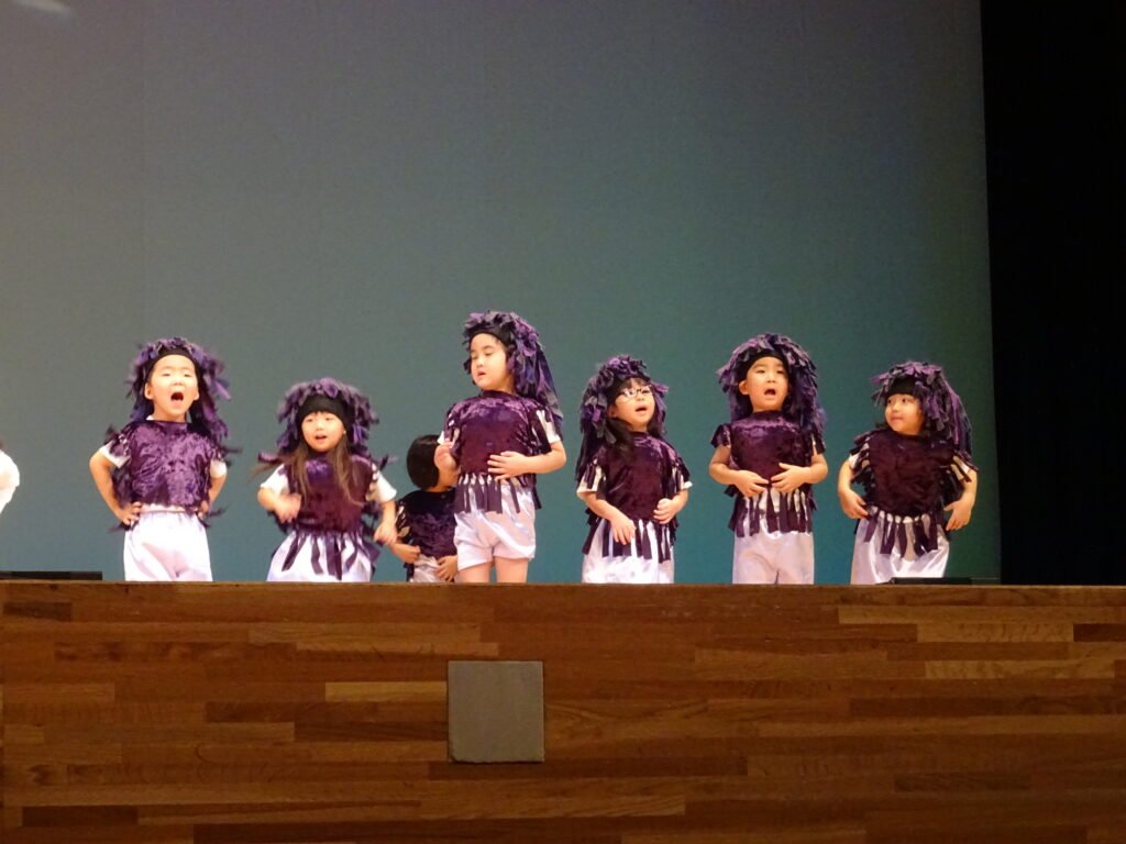 ちゅうりっぷ組・こすもす組3歳児による舞踊劇