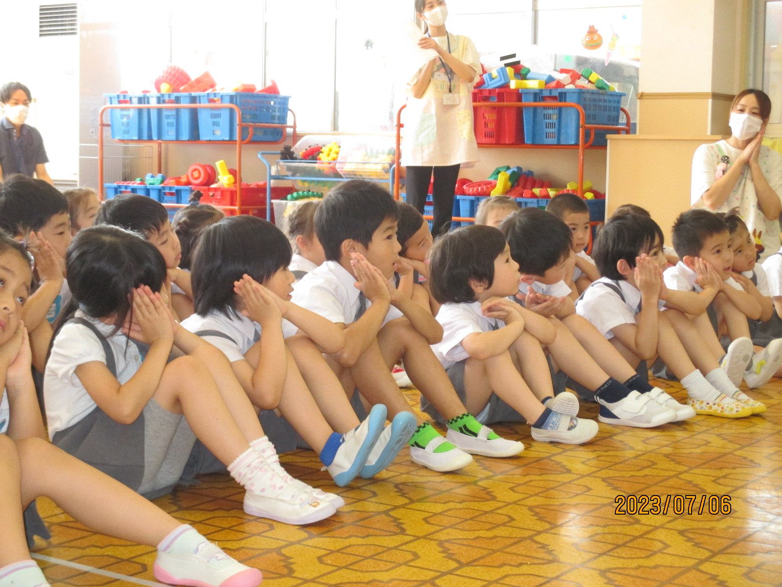 子どもたちも先生の真似をしながら、手話に挑戦。