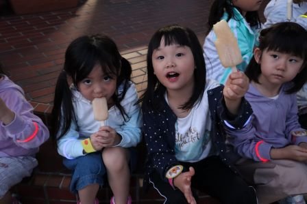 嬉しそうにアイスを食べる園児たち