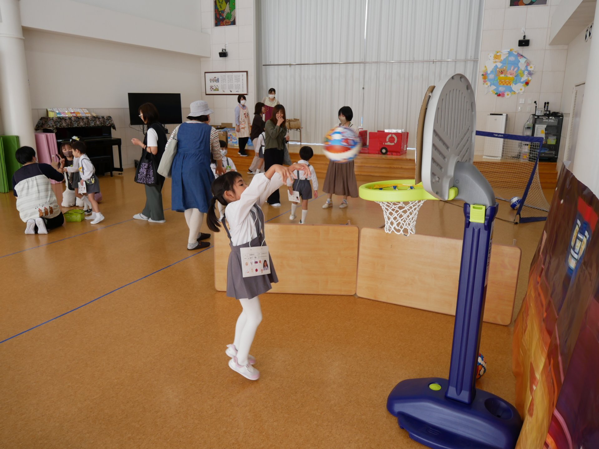 スポーツ選手体験でバスケットボールに挑戦する園児たち