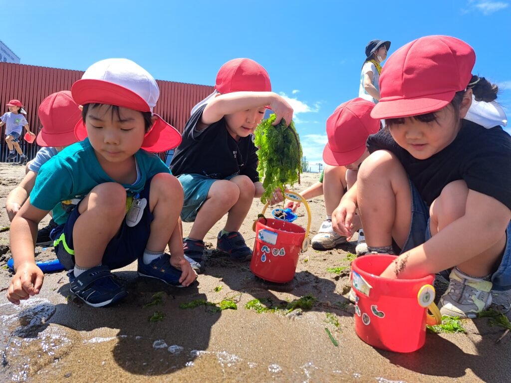 Aビーチで楽しむ園児たち