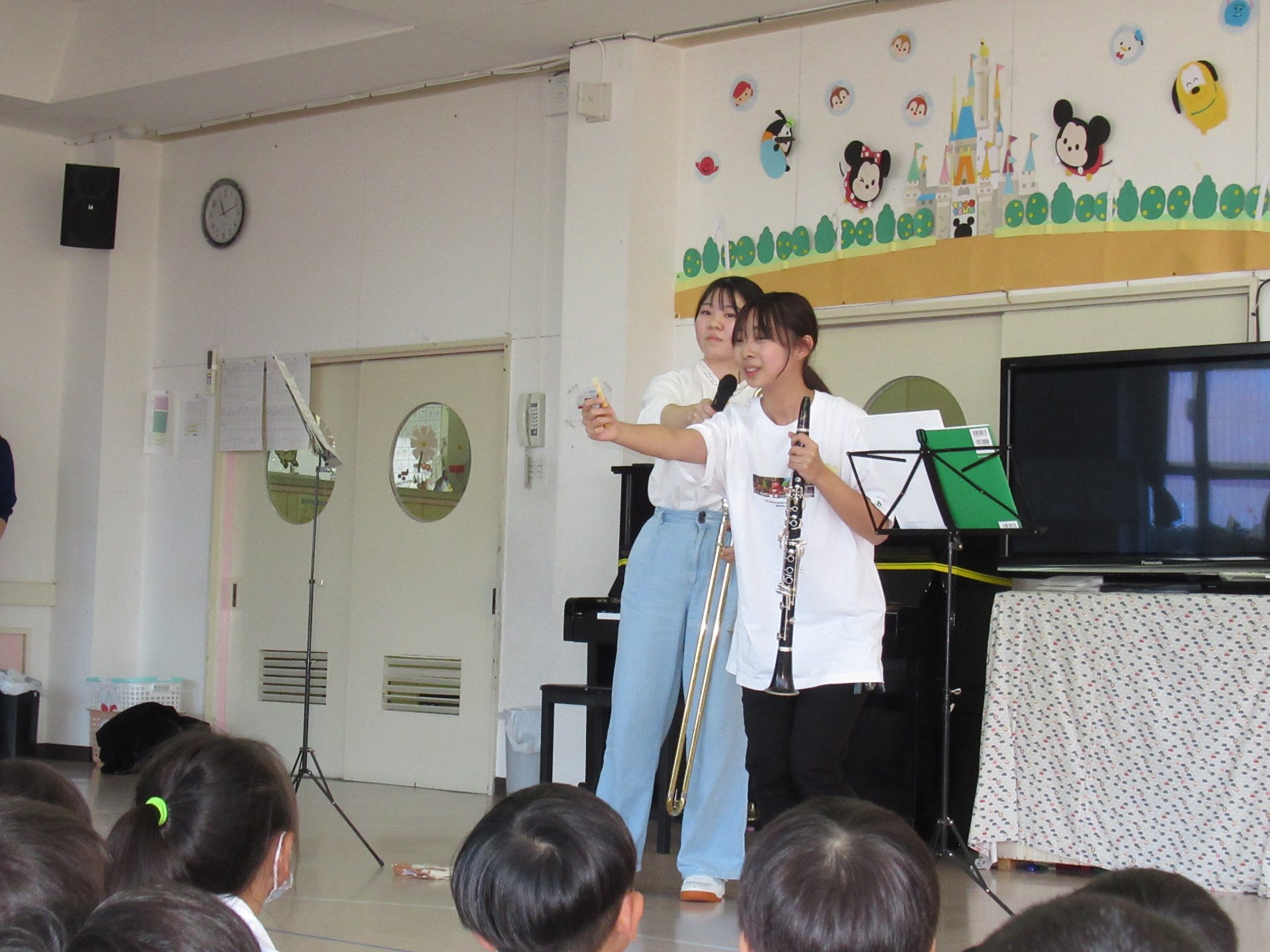 学生さんから、それぞれの楽器の特徴や音の出し方などを  丁寧に説明されました
