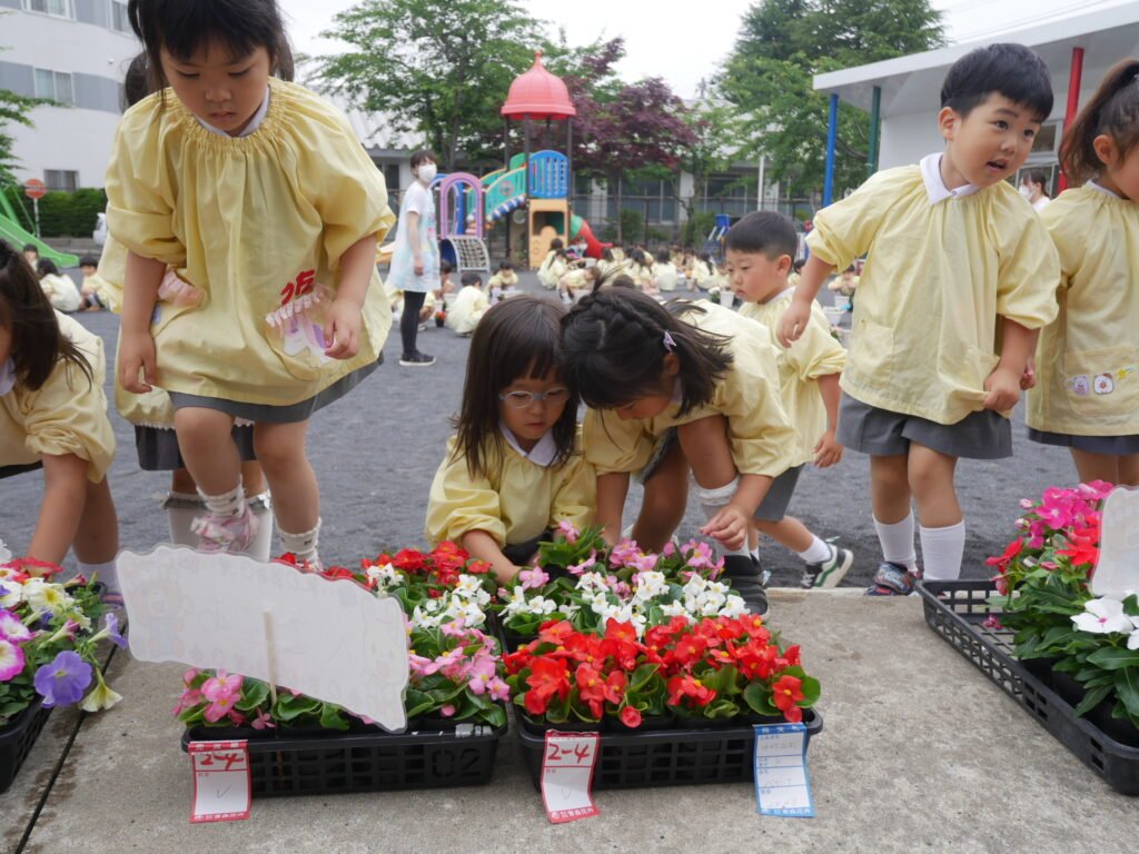花を植える園児たち