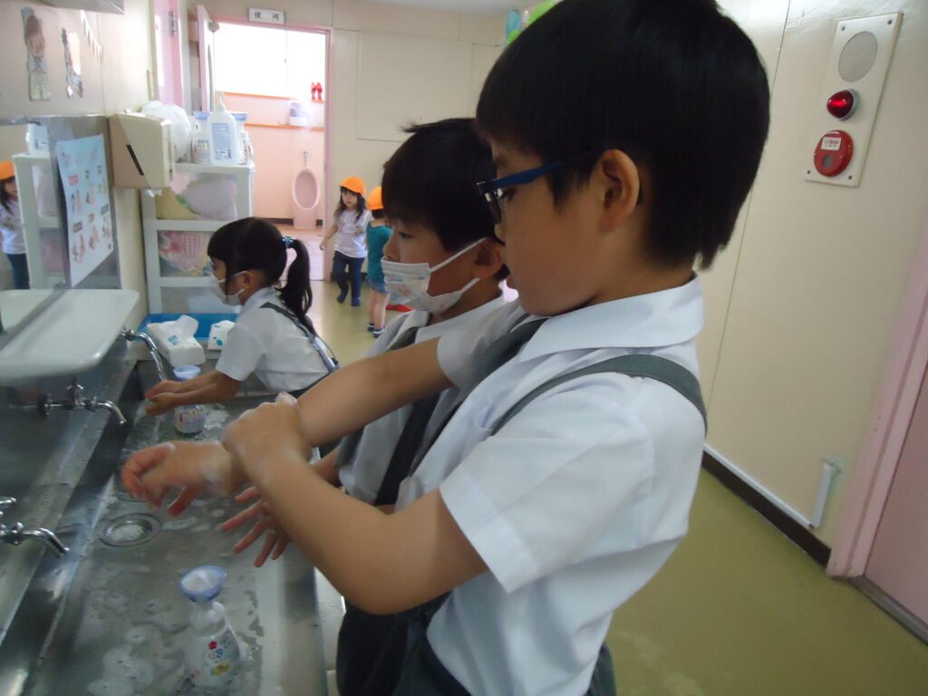 手を洗う園児たち