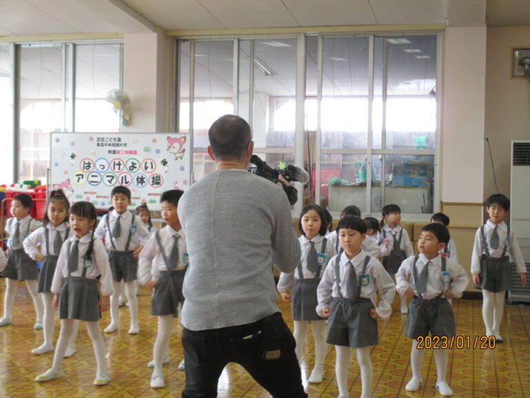 今回はそのアニマル体操を元気に踊っている子ども達の様子をぜひ取材させて  ほしいという依頼を受けて、京都のテレビ局の方々がいらっしゃいました