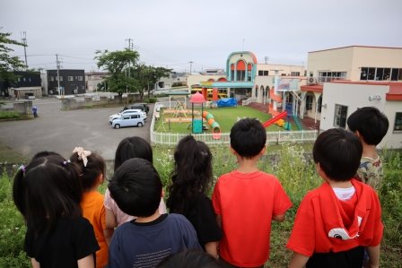 原別小学校で散歩を楽しむ園児たち