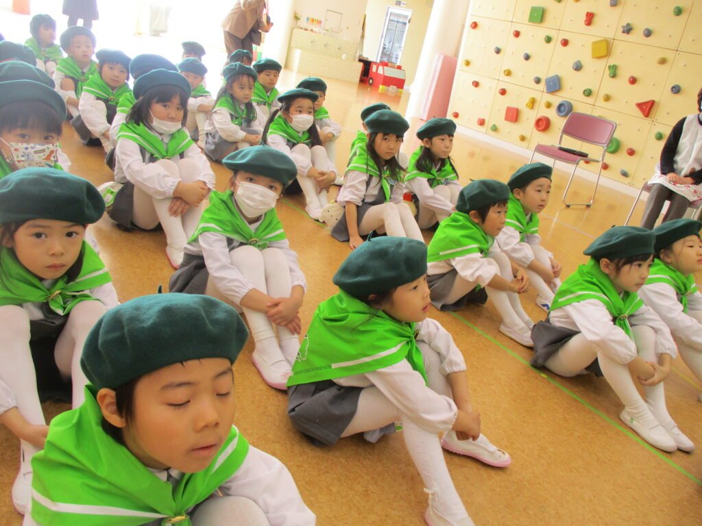 青森県緑化推進委員会の小泉さんのお話を聞く子どもたち