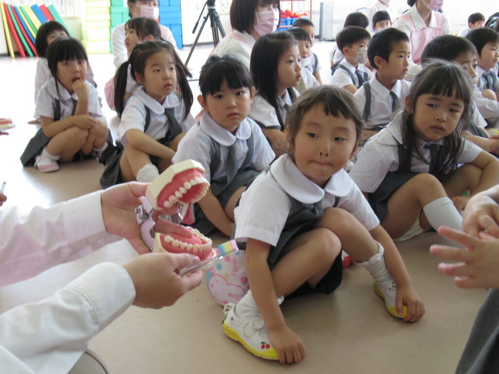 歯ブラシの使い方を教わる園児たち