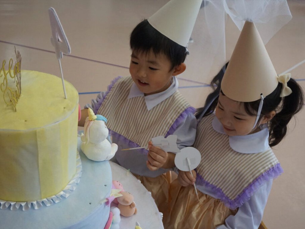 お誕生日ケーキを飾り付けする子どもたち