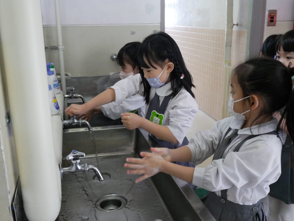 手洗いをする園児たち