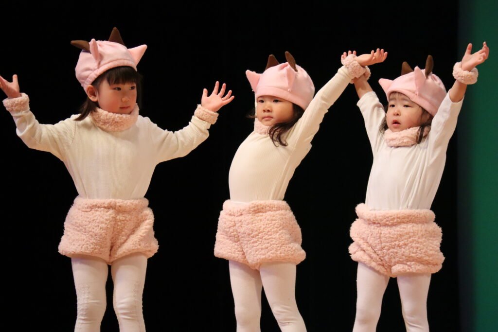 3歳児 さくらんぼ組による舞踊劇