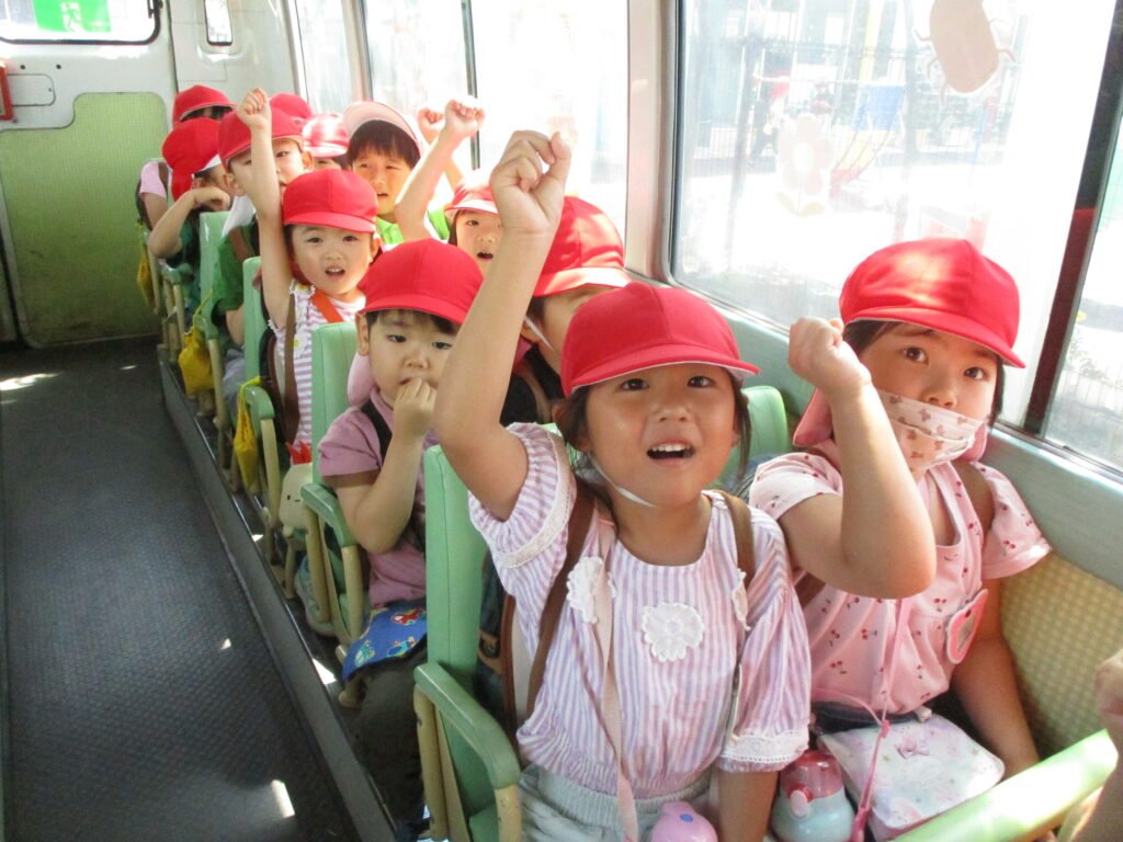 バスに乗って遠足に向かう園児たち