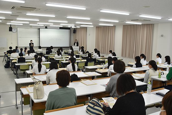 幼児保育学科では、新入試制度説と新設された奨学金制度の説明の後、模擬授業、読み聞かせなどのプログラムに分かれて実施しました。