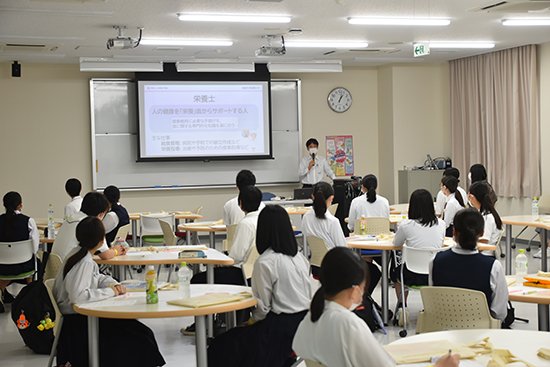 食物栄養学科では、学科紹介、新入試制度説明の後、2つのプログラムに分かれ、模擬授業のプログラムでは、食物栄養学科 森山洋美准教授が「あなたの〇〇足りていますか？　－思春期に必要な栄養－」をテーマに授業を行いました。