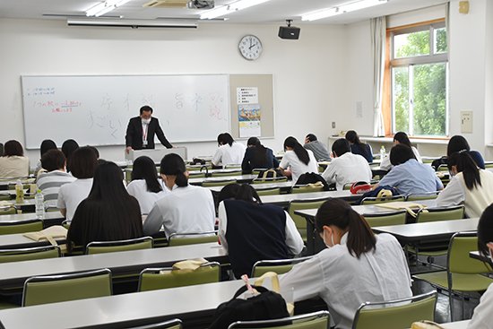 小論文対策講座のプログラムでは、食物栄養学科 田村義文教授が対策講座を行いました。