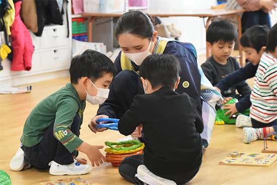 学生たちは、前期に行われた実習準備学習での経験や授業で学んだ知識や技術活かす機会とあって、積極的に子どもたちと関わり、園の先生の活動内容や子どもとの接し方を観察していました