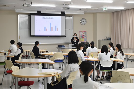 小論文対策講座のプログラムでは、食物栄養学科 田村義文教授が対策講座を行いました。