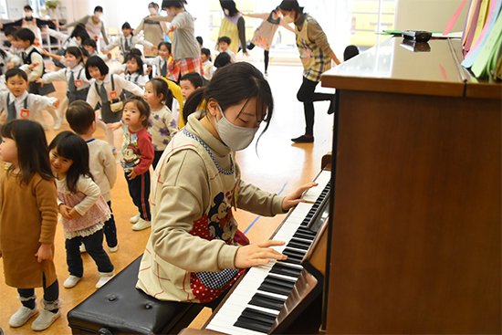 学生たちは、前期に行われた実習準備学習での経験や授業で学んだ知識や技術活かす機会とあって、積極的に子どもたちと関わり、園の先生の活動内容や子どもとの接し方を観察していました