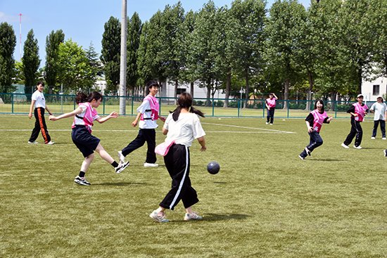 人工芝のサッカー場で授業を行いました 07 17 青森中央短期大学 Aomori Chuo Junior College