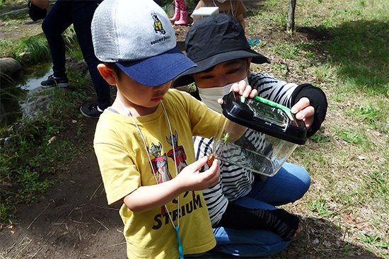 幼児保育学科の学生9名がサポーターで参加し、応募した9組の親子の遊び体験をサポートしました