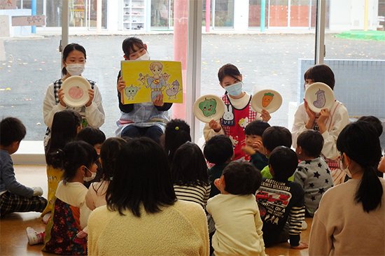 学生たちは手作りの教材を使って、園児たちに旬の食べ物、好き嫌いをせずに食べることなど、それぞれの月齢に合わせた食育指導案を基に食育を行いました。