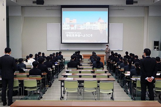 学校説明では、キャンパス内にある大学、短大、専門学校と、学生寮、附属第一幼稚園や三思園などについて映像を見ながら説明しました