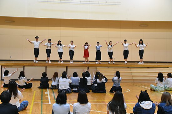 将来、幼稚園や保育園などで、子どもたちと一緒に踊ったり、子どもたちに見せることを意識して創作したので、見ていた学生から「可愛い！」の声が聞こえてきていました。