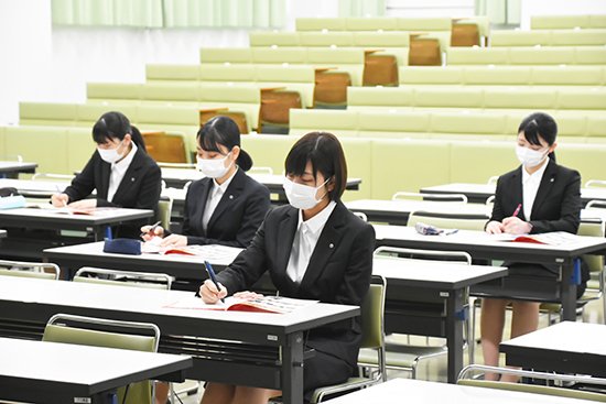 2021年3月2日から4日までの3日間、2022年春卒業予定の食物栄養学科の学生を対象とした「2020年度 学内企業就職説明会」を開催しました。