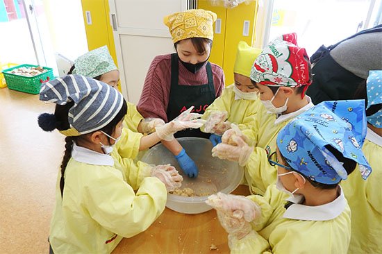 味噌づくりは食育活動の一環として開催し、味噌の原料となる大豆は、園児が自分たちで栽培し収穫したものと、キャンパス内で収穫された大豆を利用しました。