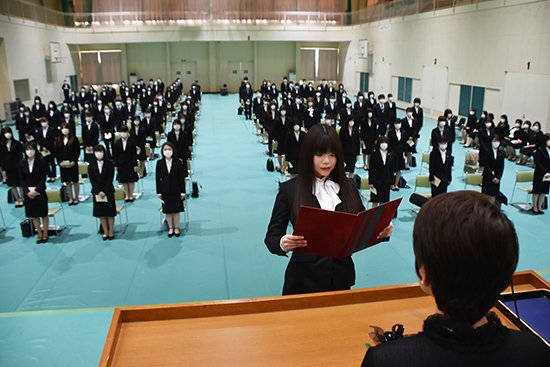 式は、久保薫学長の式辞、石田憲久理事長の祝辞と続いた後、在学生代表による歓迎のことば、最後に、新入生代表による入学生代表宣誓が行われました。