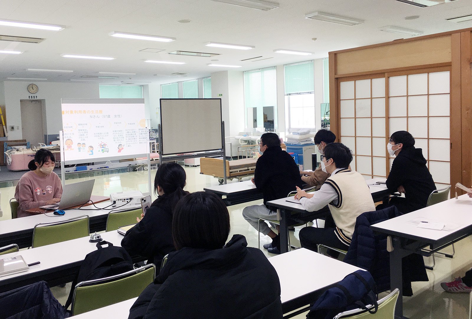 青森中央学院大学大学院留学生と専攻科福祉専攻との連携授業で介護実習報告を行いました