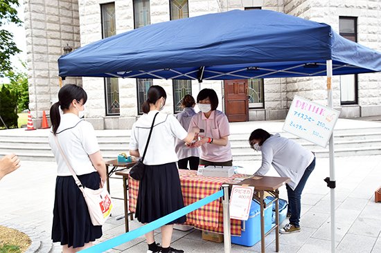 今回のオープンキャンパスは午前と午後に分けて開催したため、休憩中に喫食できるよう市内専門店のクレープ販売を行い、参加した高校生も買い求めていました。