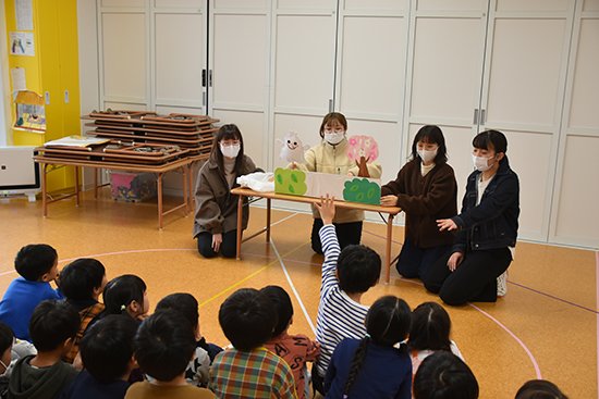 2020年11月9日・16日、幼児保育学科2年生が、大学キャンパス内に設置されている認定こども園青森中央短期大学附属第一幼稚園において、園児らに食の大切さを教える食育活動を行いました。