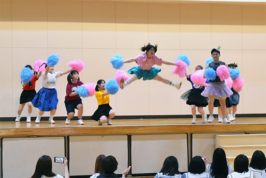 将来、幼稚園や保育園などで、子どもたちと一緒に踊ったり、子どもたちに見せることを意識して創作したので、見ていた学生から「可愛い！」の声が聞こえてきていました。