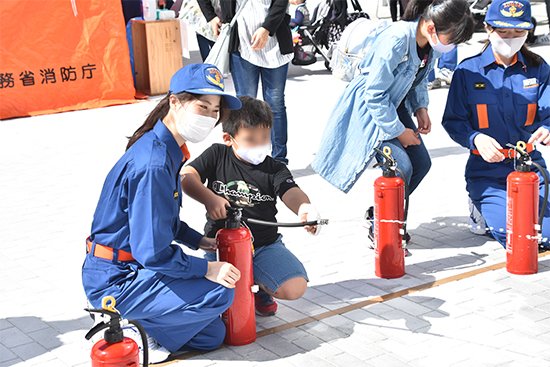 食物栄養学科、幼児保育学科と看護学部の学生たちは、消火訓練体験のサポートを行いました。
