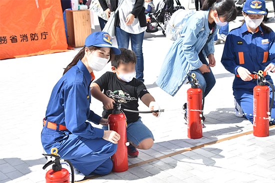 食物栄養学科、幼児保育学科と看護学部の学生たちは、消火訓練体験のサポートを行いました。