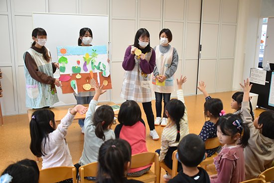 2020年11月9日・16日、幼児保育学科2年生が、大学キャンパス内に設置されている認定こども園青森中央短期大学附属第一幼稚園において、園児らに食の大切さを教える食育活動を行いました。