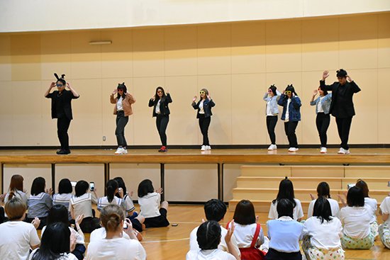 将来、幼稚園や保育園などで、子どもたちと一緒に踊ったり、子どもたちに見せることを意識して創作したので、見ていた学生から「可愛い！」の声が聞こえてきていました。