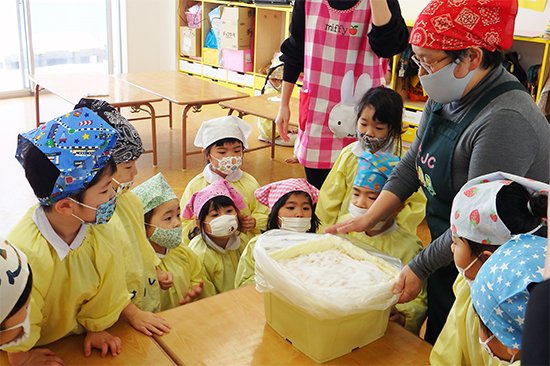 2021年2月18日、認定こども園青森中央短期大学附属第一幼稚園にて、青森中央短期大学食物栄養学科の学生サポートをうけながら園児が味噌づくりを体験しました。